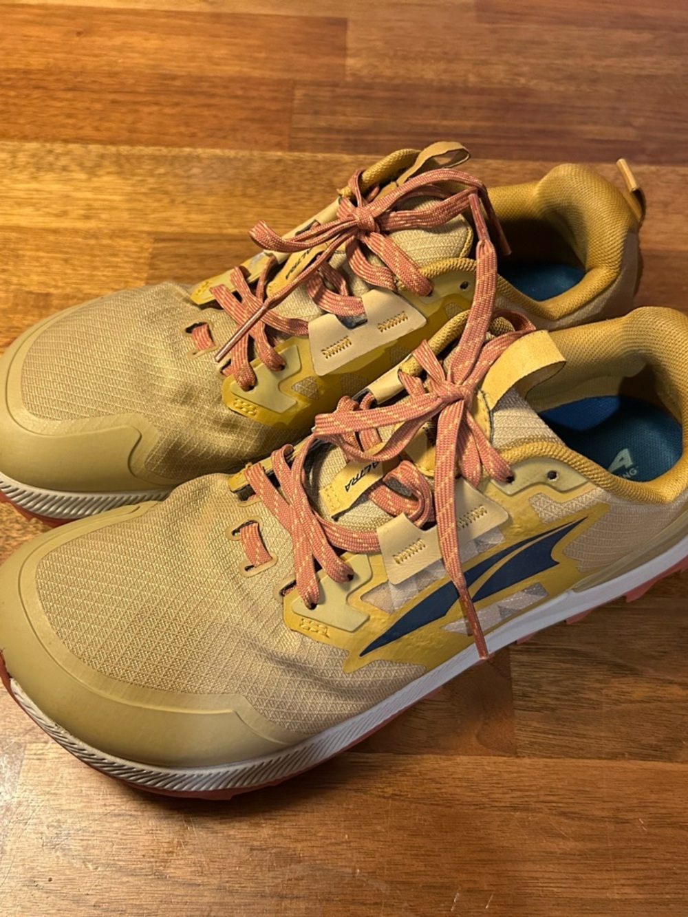 ALTRA Lone Peak 7 - M8/W9.5 Gold Trail Runner with Pink Laces & Sole - Picture 2 of 12